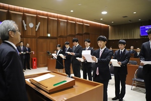 新規採用職員宣誓の写真