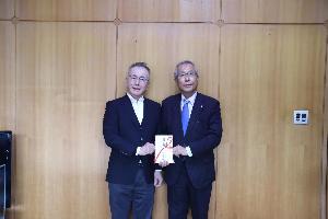市長とジスコホテル徳永社長と記念写真