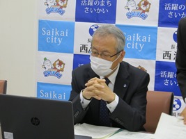テレビ会議中の市長の写真