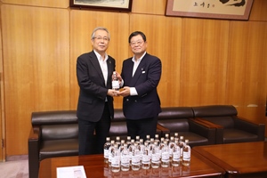 大島酒造から寄贈を受ける市長の写真