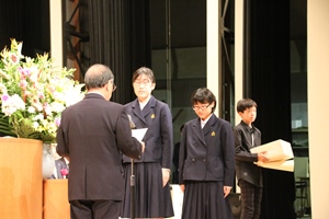 表彰を受ける生徒の写真