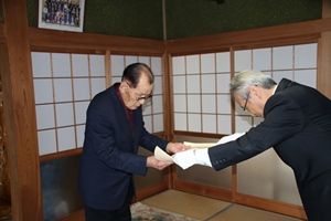 市長から山崎様へ表彰状をお渡しする写真